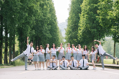 平湖大学毕业照合影创意拍摄定格青春